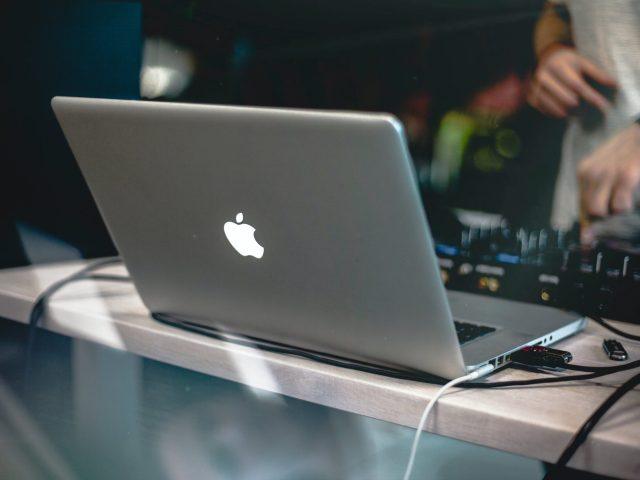 De wereld van DJ’s en draaitafels: het belang van DJ meubels huren